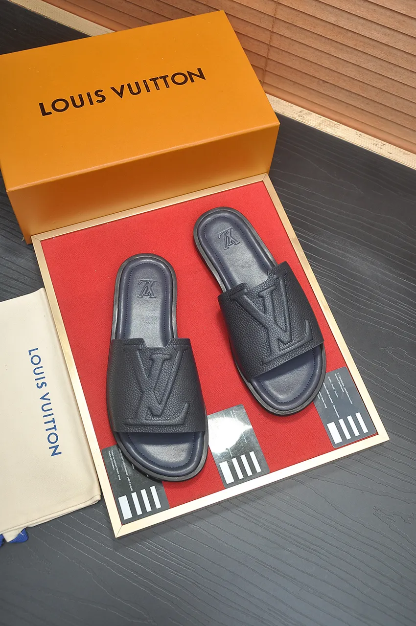 Men's men's shoes 💰340💶 [Louis Vuitton LV slippers] (high-end cowhide) counter 1:1 fashion style, a must-have for summer! The designer used LV’s iconic outsole. The original simple slippers instantly become fashionable! The upper is made of flexible special cowhide leather straps alternately, and the workmanship is exquisite! A must-have for stylish men in summer, size 38-46 (45 46 customized)